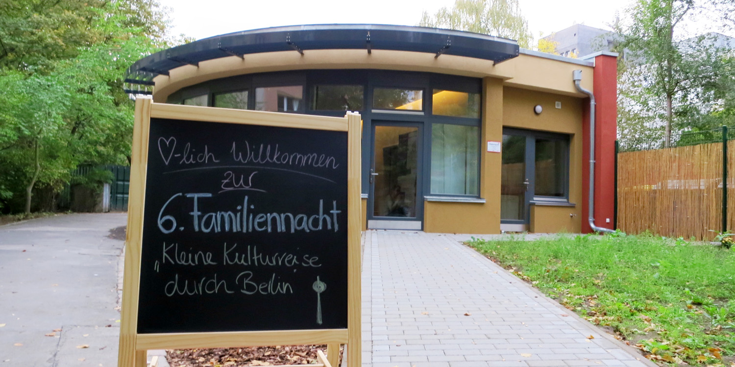 Gebäude Familienzentrum mit einem Willkommens-Schild davor