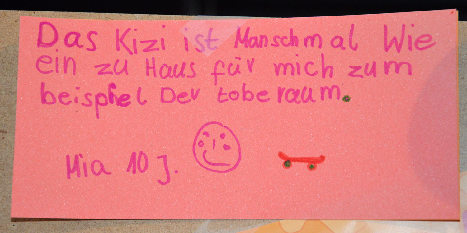 Ein Zettel mit einer Nachricht drauf. Der Zettel wurde von einem zehn Jährigen Mädchen geschrieben