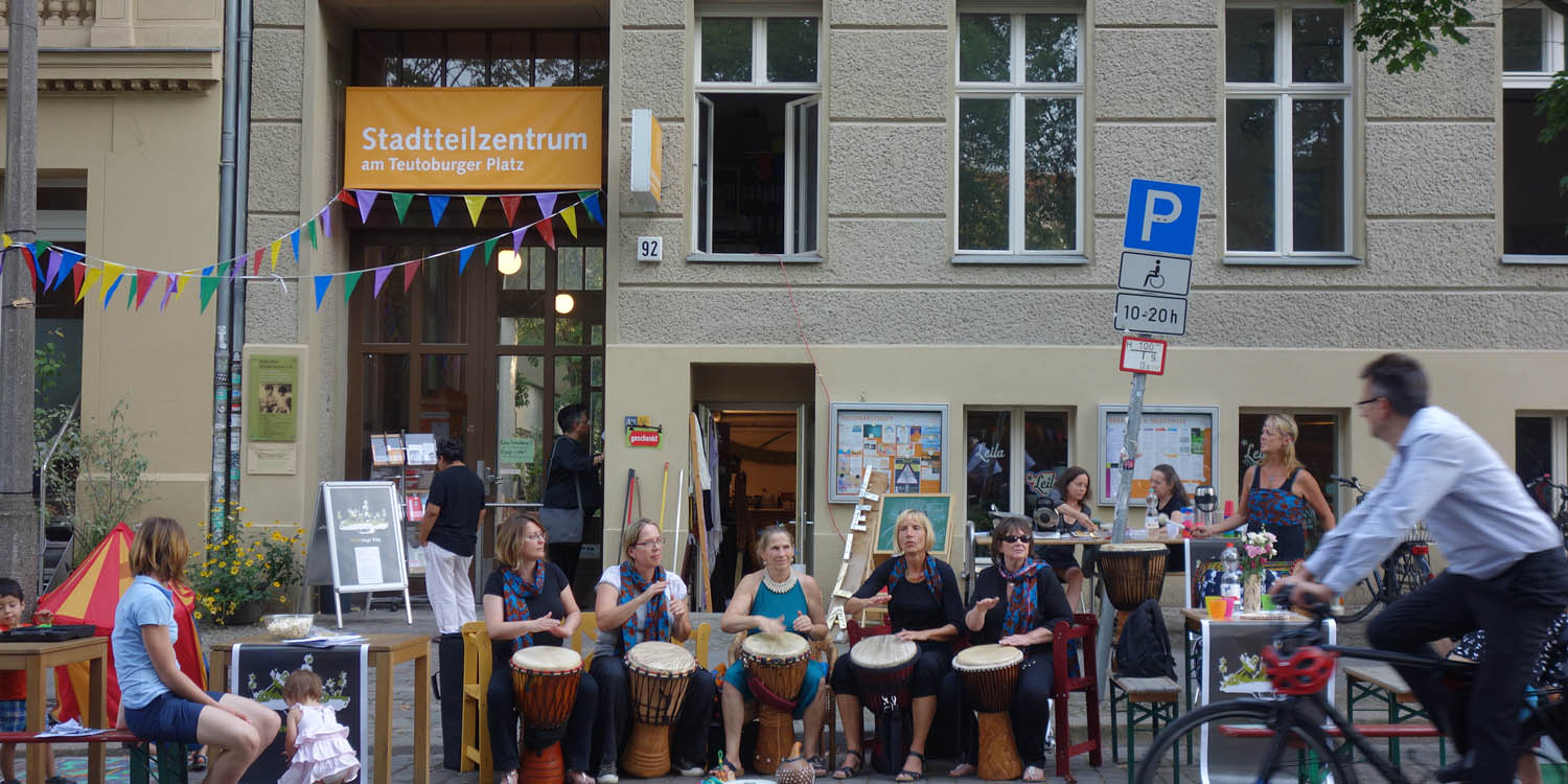 Trommelband vor dem Stadtteilzentrum am Teutoburger Platz