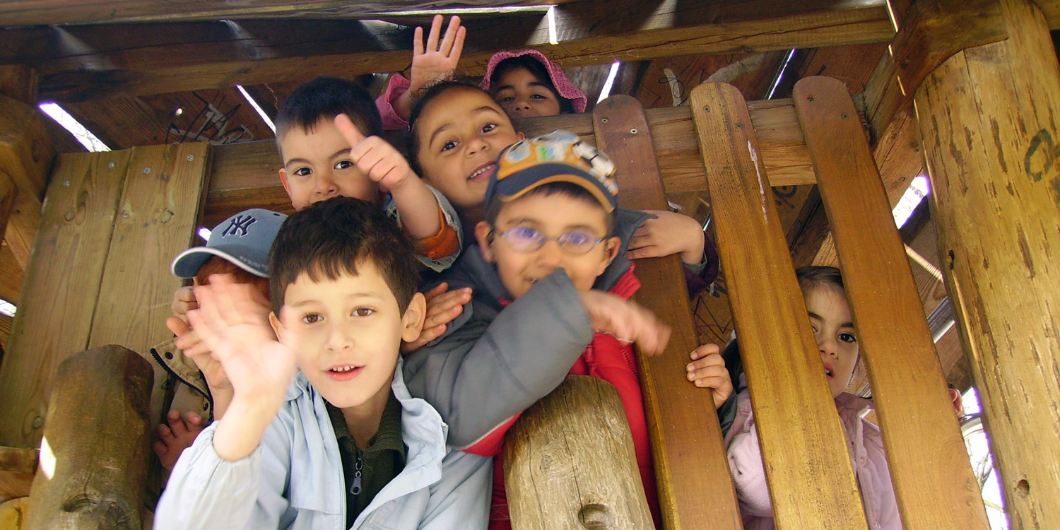 Mehrere Kinder, die auf einem Klettergerüst sind