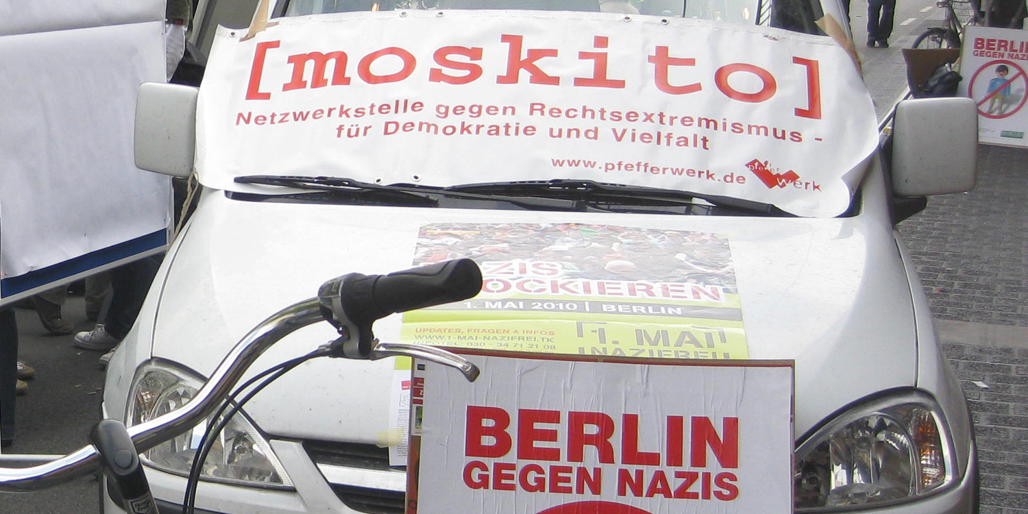 Ein Auto mit einem Banner, auf dem der Schriftzug von moskito ist