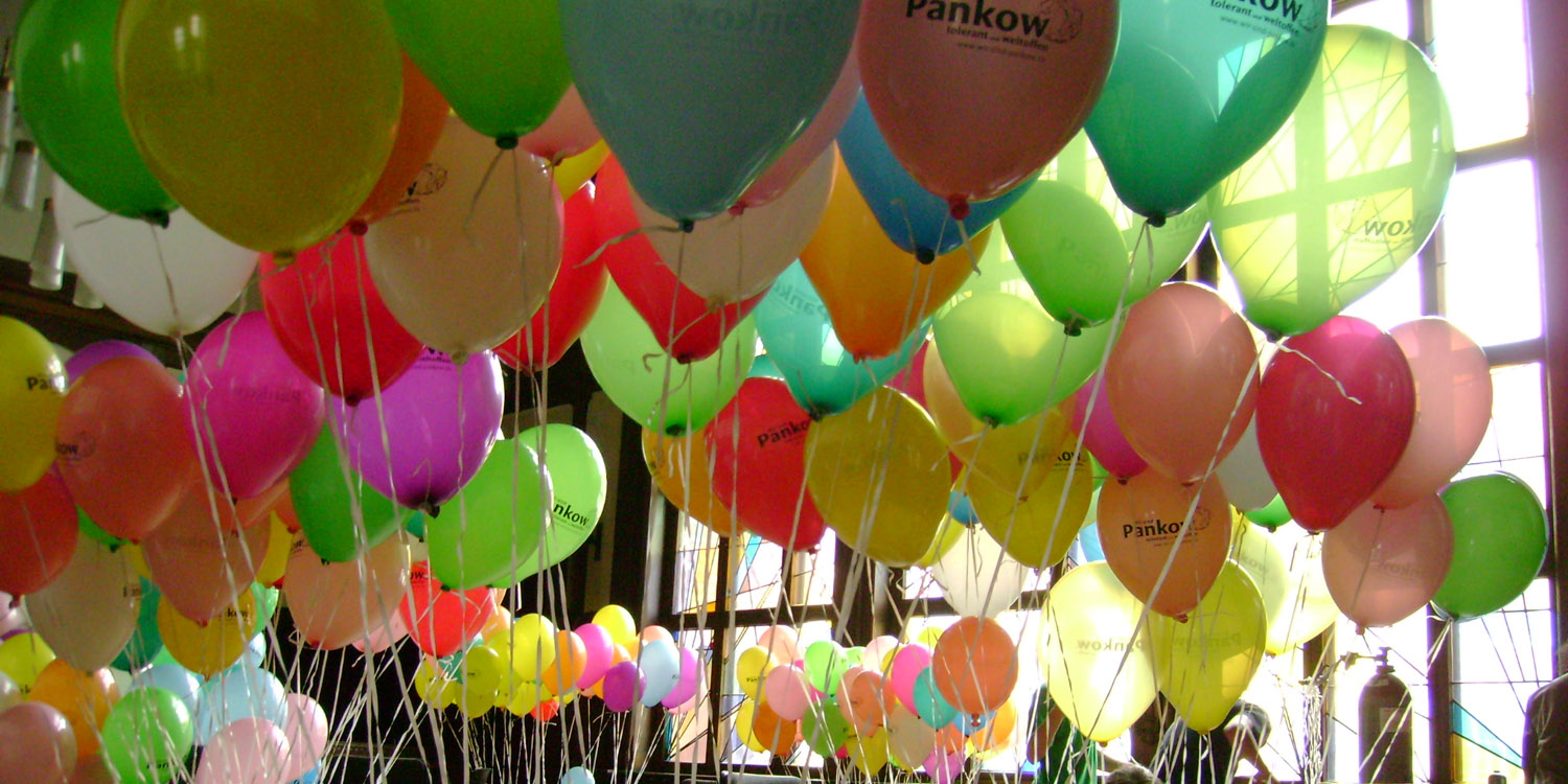 Viele Luftballons mit der Aufschrift "Pankow"