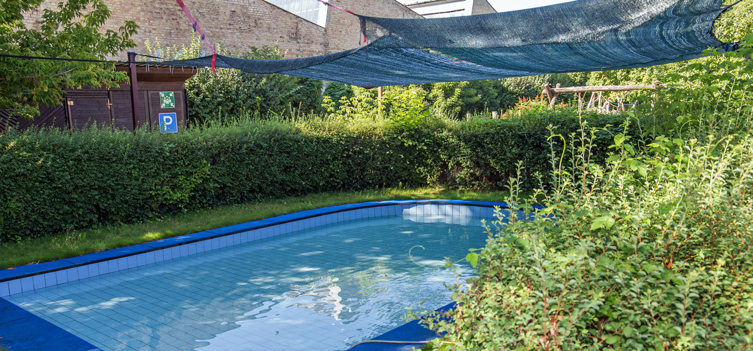 Ein kleines Schwimmbecken, das draußen steht