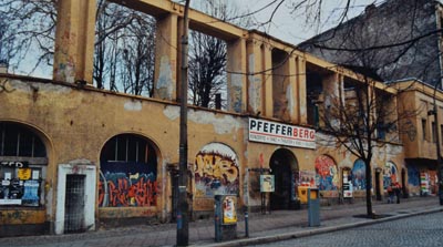 Alte Frontansicht des Pfefferberges mit Grafitti