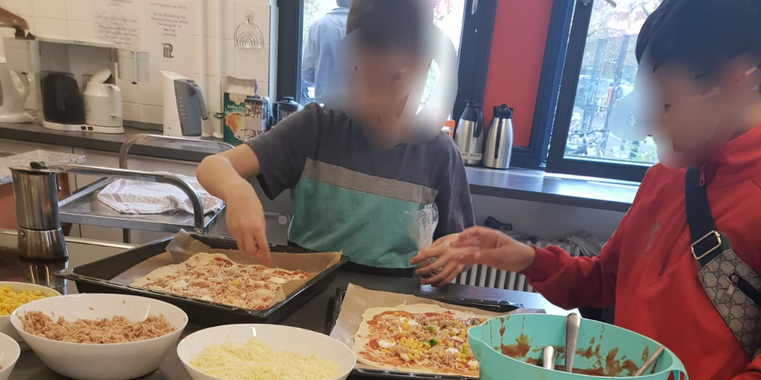 Beim Pizzabacken