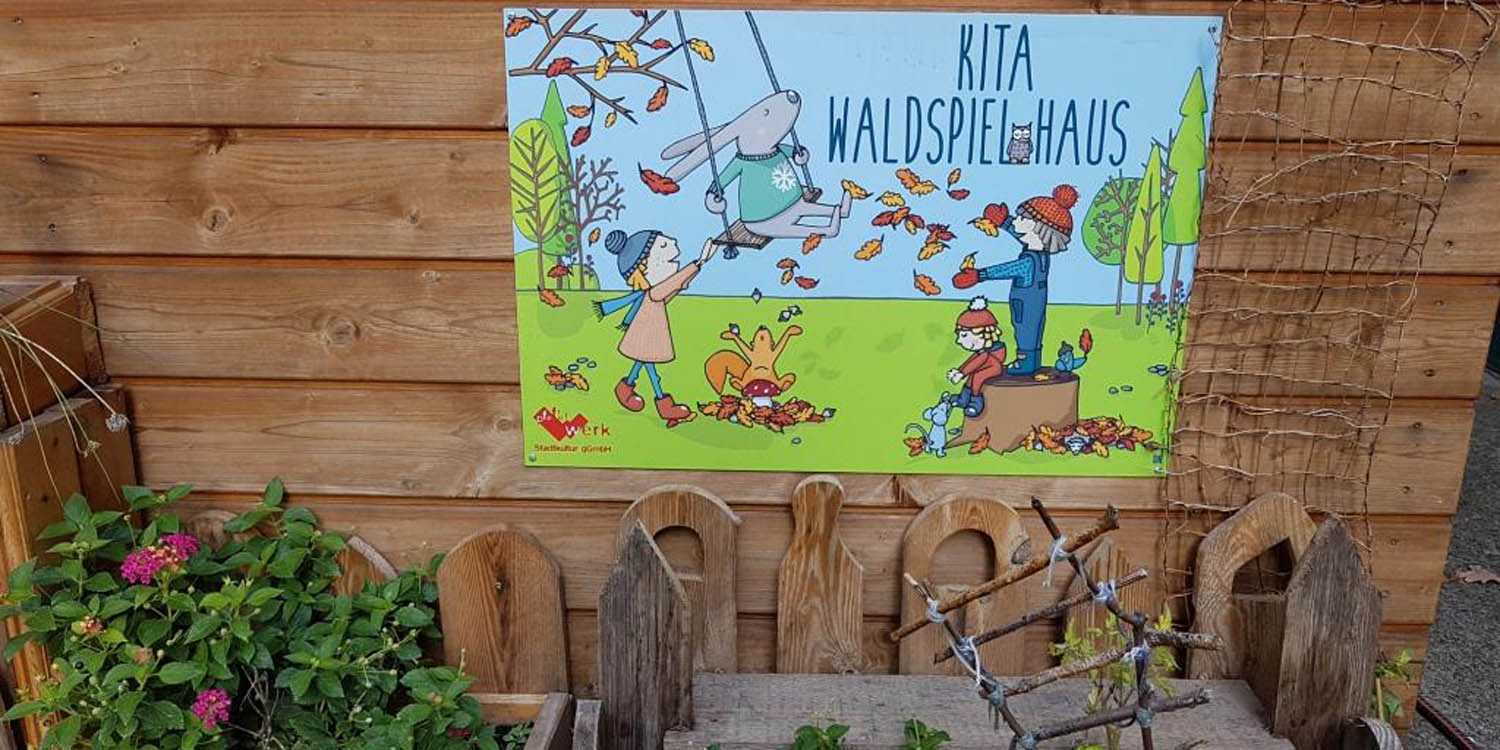 Schild "Kita Waldspielhaus"