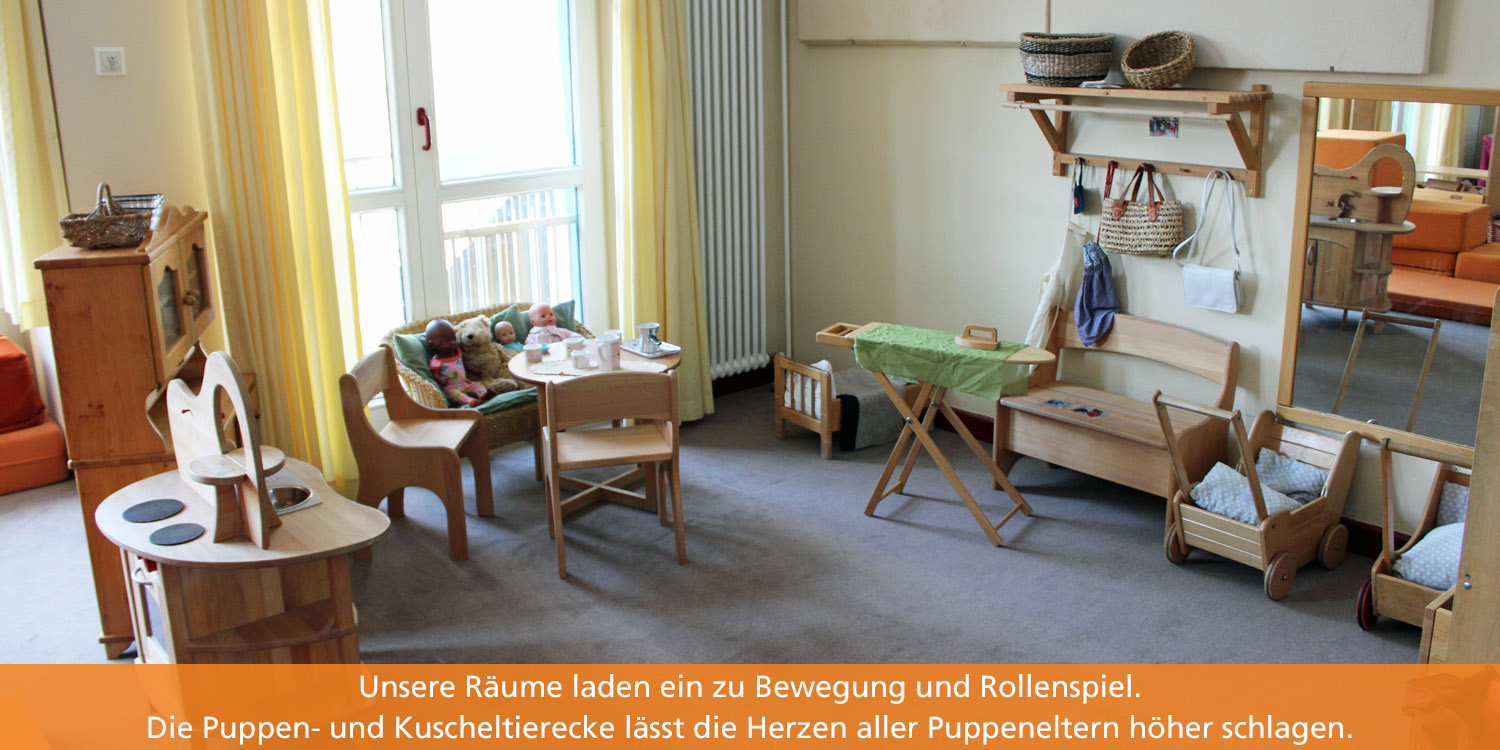 In der Puppenecke sitzen Kuscheltiere und Puppen auf einem kleinen Sofa. Zwei kleine Holzschränke, ein Holzpuppenwagen und ein Puppenbett lassen die Herzen der Puppeneltern höher schlagen.