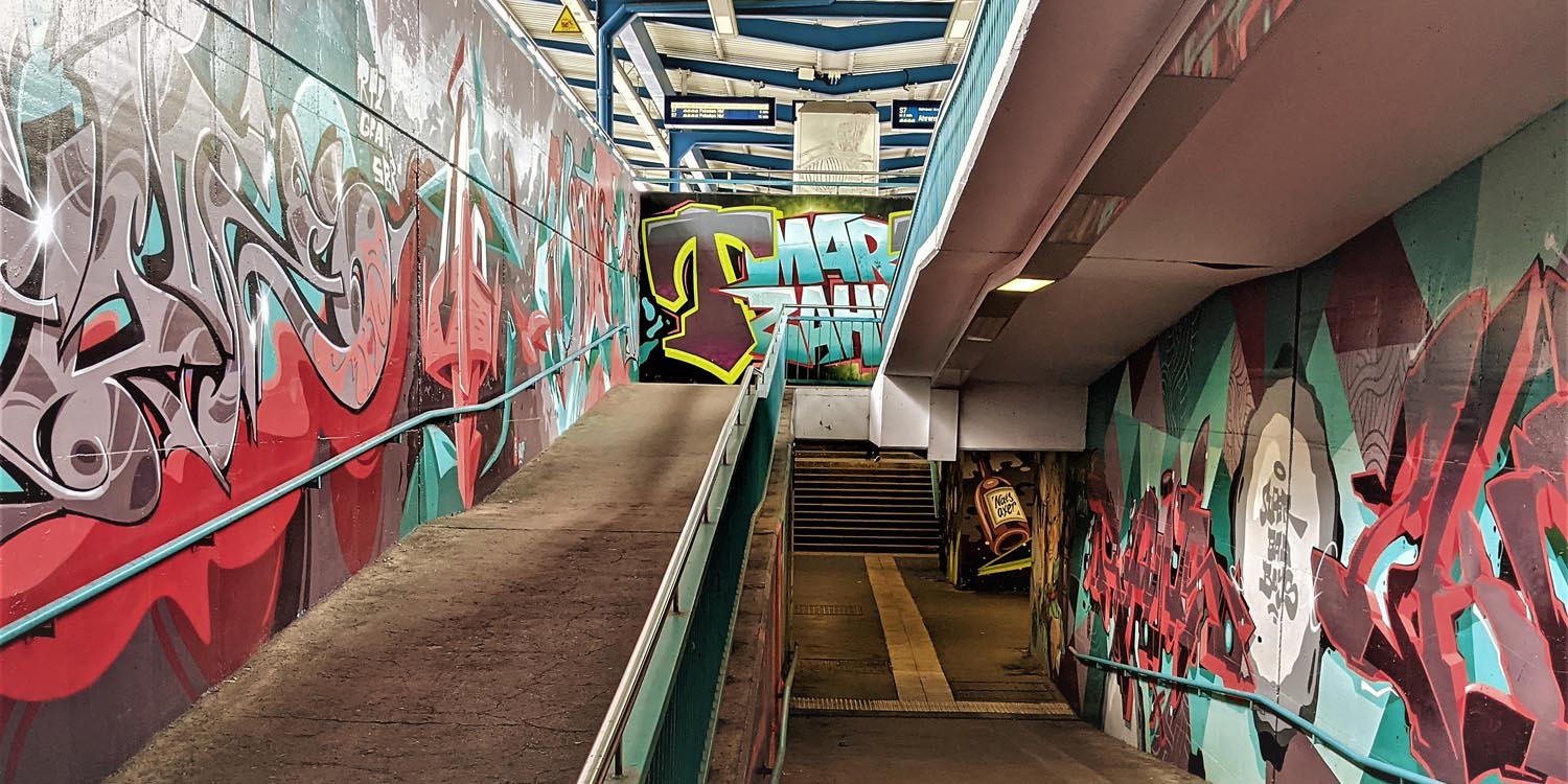 U-Bahnhof mit Grafitti und Treppe