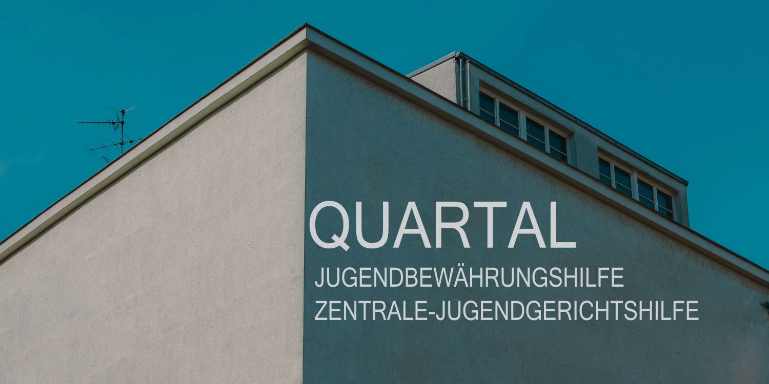 Außenfront eines Gebäudes mit hohen Fenstern. Auf einem Schriftzug: QUARTAL Jugendbewährungshilfe, Zentrale Jugendgerichtshilfe