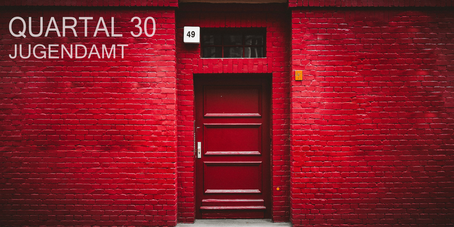 Auf einer roten Backsteinwand mit einer roten Tür steht geschrieben: QUARTAL 30, Jugendamt