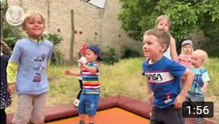 Kinder hüpfen auf einem kleinen Trampolin