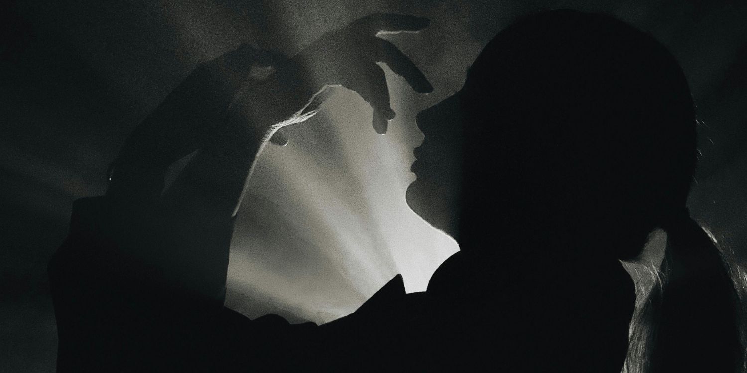 Eine Frau hält ihre Hände vor das Gesicht.