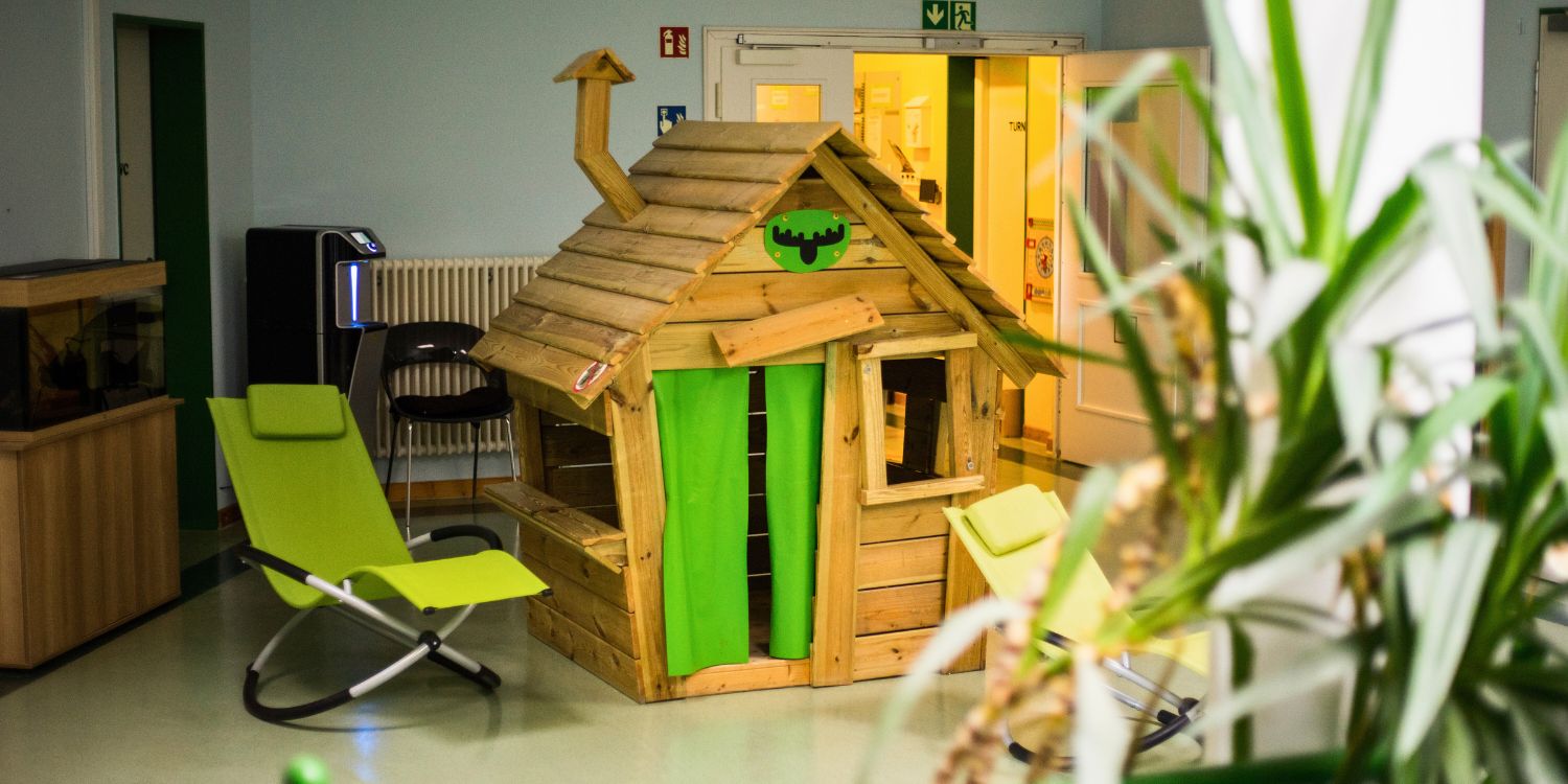 Kleines Holzhaus mitten im Gang