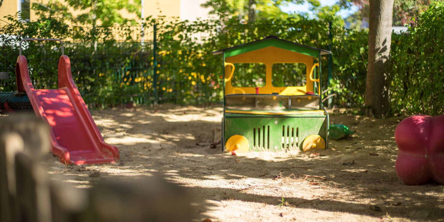 Holzauto zum Klettern im Garten