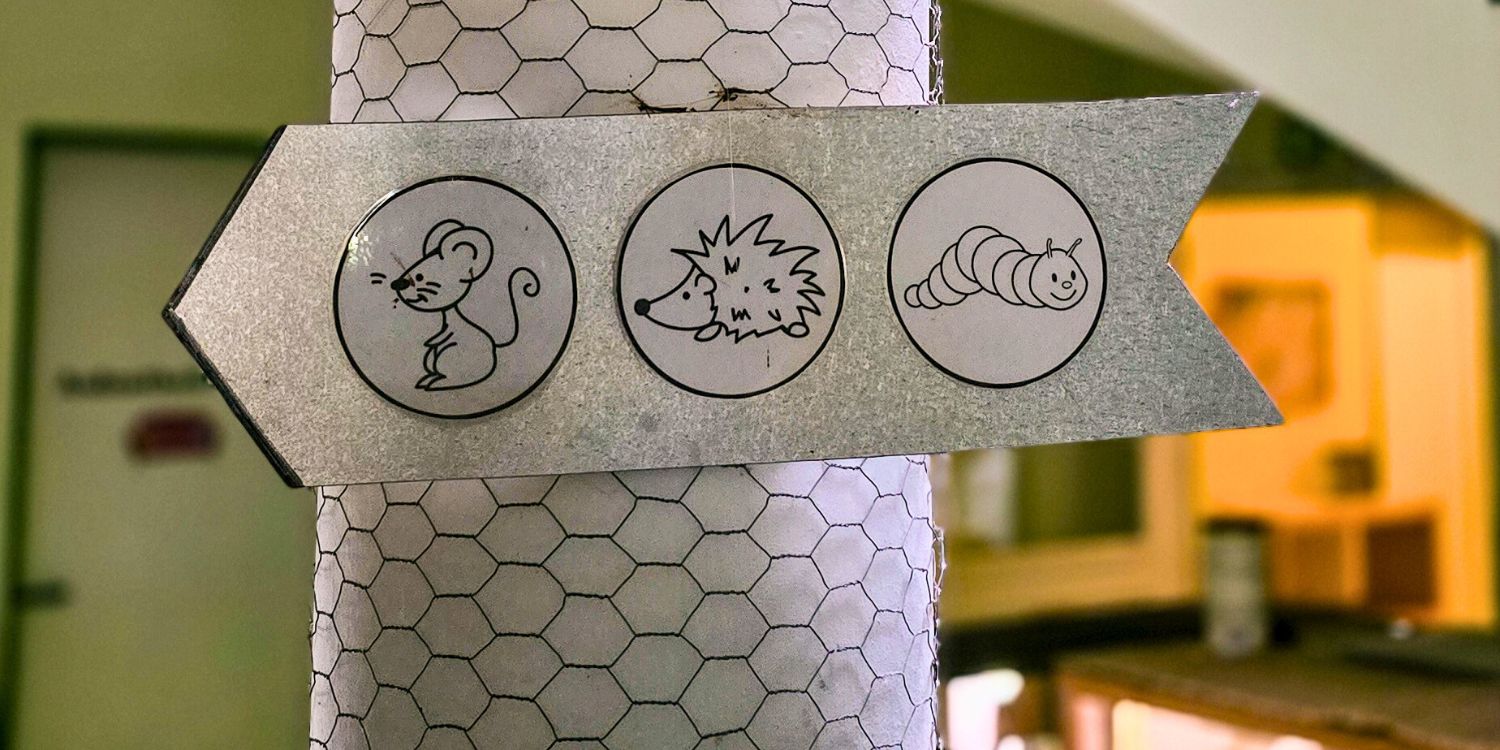 Schild mit kleinen Tieren