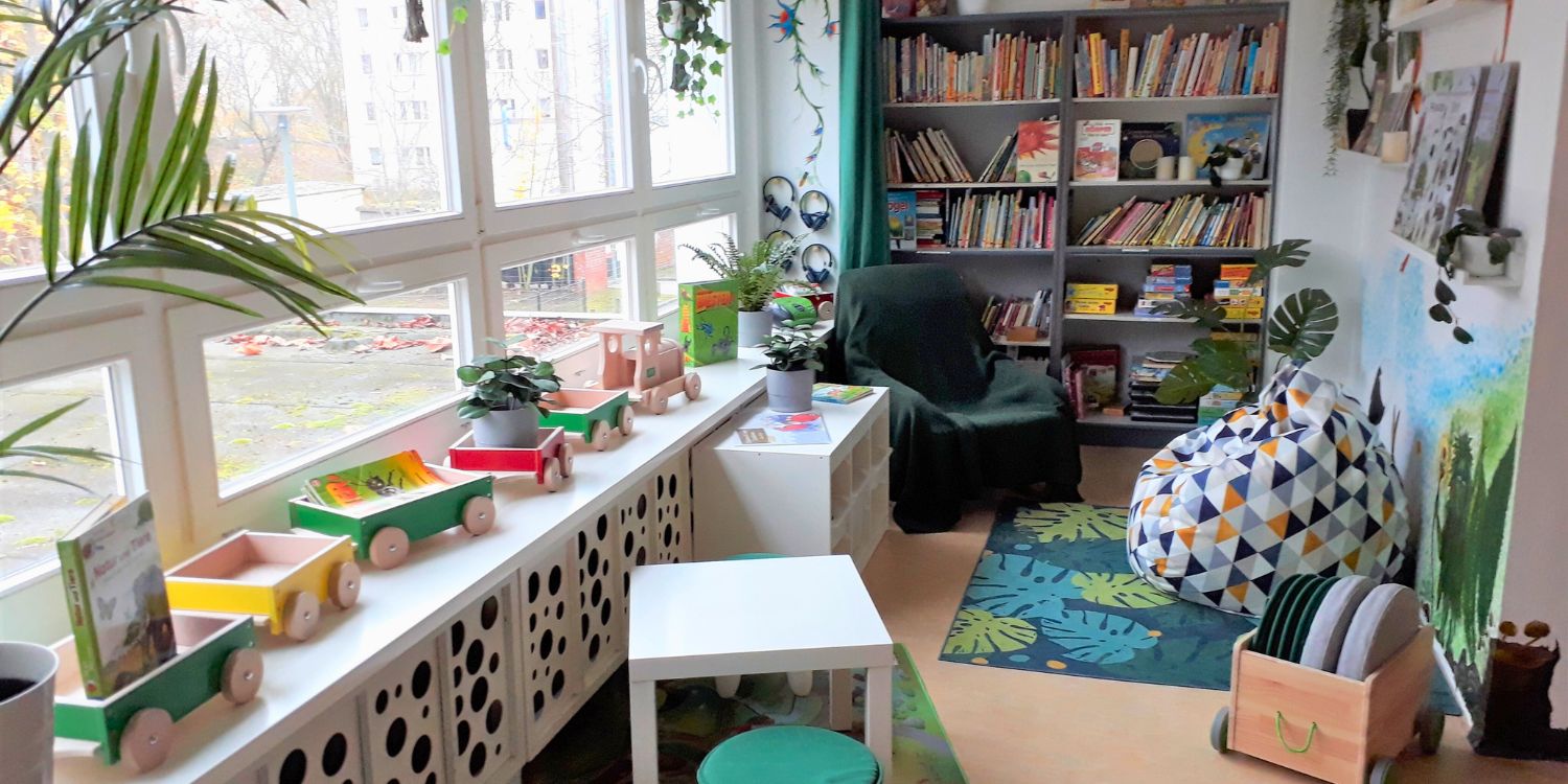 Bibliothek in der Kita mit Bücherregalen und Sitzsäcken